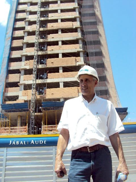 Luis Fernando Maschietto de capacete em frente a uma obra da Jábali Aude